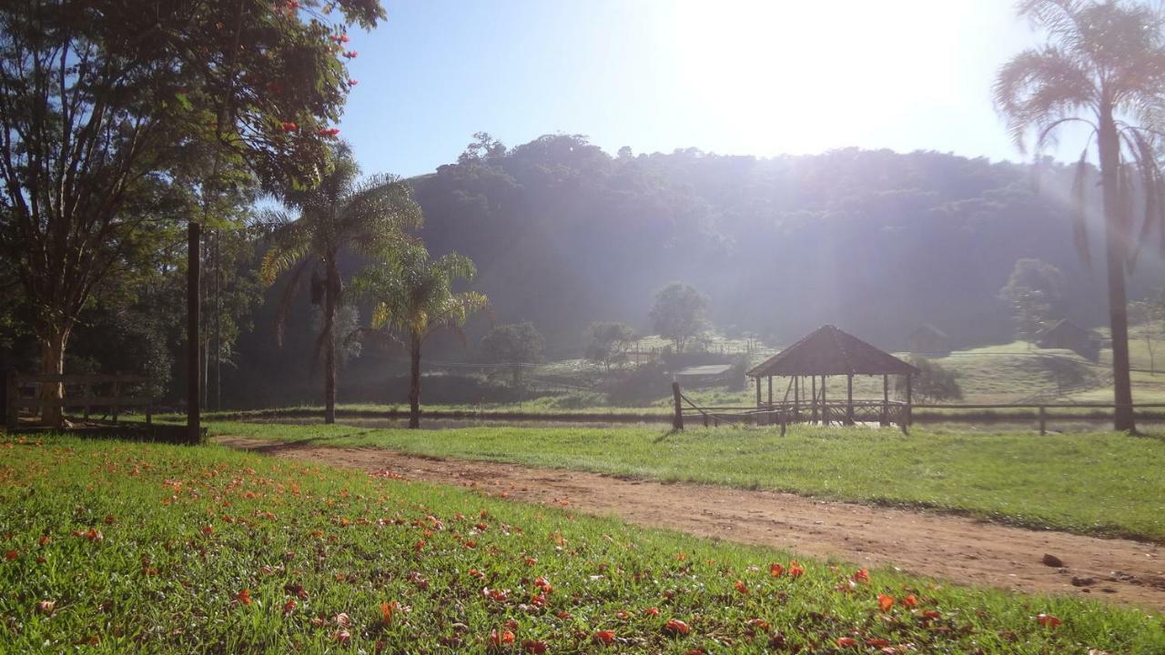 Pousada Colar De Ouro Chales Cunha Exteriér fotografie